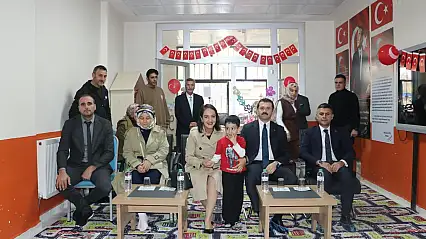 Tutak'ta minik öğrenciler Cumhuriyet Bayramı'nı gösterilerle kutladı