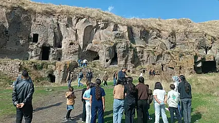 Tutaklı çocuklar Ahlat'ta tarihe yolculuk yaptı