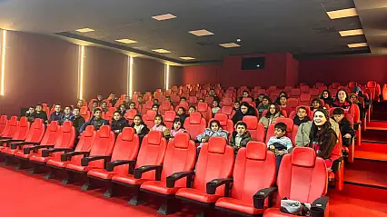 Tutaklı öğrenciler sinema salonunda buluştu