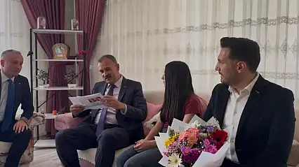 Vali Bozkurt, evde eğitim alan Elif Havva'nın karne sevincine ortak oldu