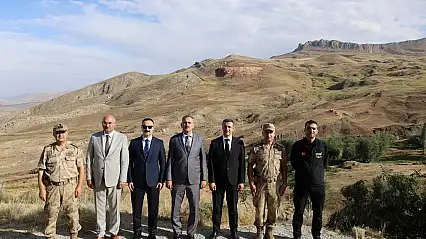 Vali Bozkurt Nuh'un Gemisi Silüeti Alanı'ndaki kazıları inceledi