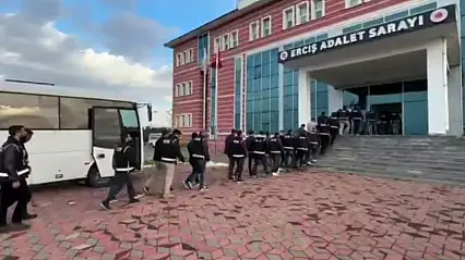 Van'da 37 adrese baskın: Kalaşnikof ve G3 tüfeği ele geçirildi