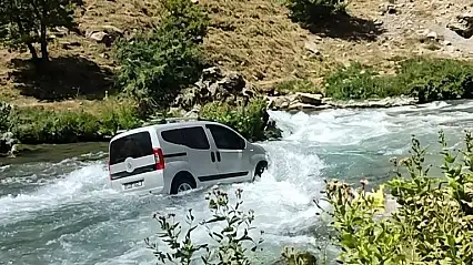 Van'da araç Bahçesaray Çayı'na düştü: Arama çalışması başlatıldı
