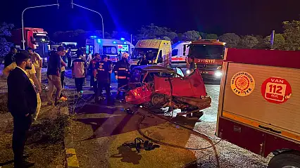 Van'da iki otomobil çarpıştı: 8 kişi yaralandı