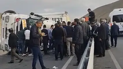 Van'da kontrolden çıkan tır devrildi! Sürücü yaralandı