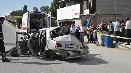 Van'da korkunç kaza: Park halindeki kamyonete çarpan otomobilde 1 kişi hayatını kaybetti