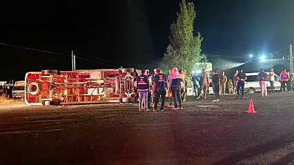 Van'da minibüs ile kamyon çarpıştı: Yaralılar var