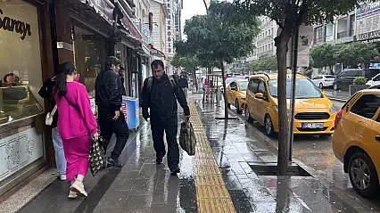 Van'da sağanak aniden bastırdı, cadde ve sokaklar suyla kaplandı