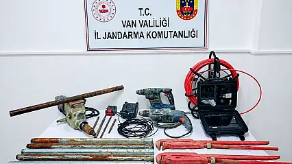 Van'da tarihi kalede kaçak kazıya suçüstü: 2 şüpheli yakalandı