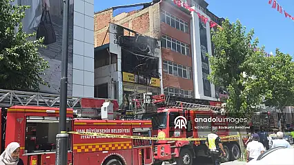 Van'da üç katlı binada yangın paniği: Çatıda mahsur kalan 2 kişi kurtarıldı