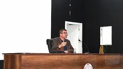 Van'dan Doğubayazıt'a kültür rüzgarı: Prof. Dr. Demir, edebiyatın inceliklerini anlattı
