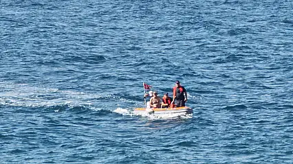 Van Gölü'nde dalgalarla sürüklendi, Sahil Güvenlik 900 metre açıkta buldu