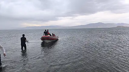 Van Gölü'nde rüzgâr 3 kişiyi 1 kilometre açığa sürükledi