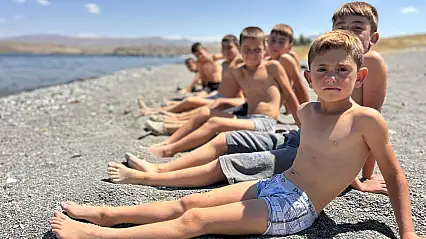 Van Gölü'nde yazın ilginç etkisi: Çocukların saçları sarıya dönüyor