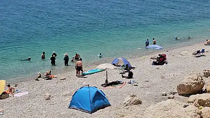 Van Gölü'nün turkuaz kıyısı Adilcevaz yazın gözdesi oldu