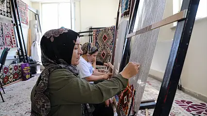 Van'ın asırlık kilim motifleri kadınların ellerinde yeniden hayat buluyor