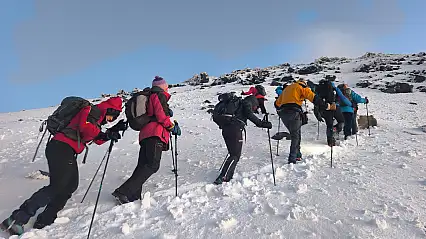 Yabancı dağcılar Ağrı Dağı'nın karla kaplı zirvesine ulaştı