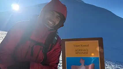 Yaşar Kemal'in 'Ağrı Dağı Efsanesi'ni okudu, kitabını alıp zirveye çıktı