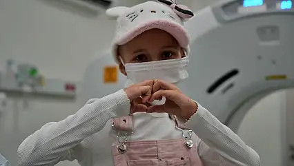 8 yaşındaki Ayşenur'un boynundaki şişlik kanser çıktı: Tedaviden sevindiren haber