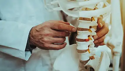Kemik erimesi yıllarca belirti vermeden ilerleyebilir! İlk işaret kırık olabilir