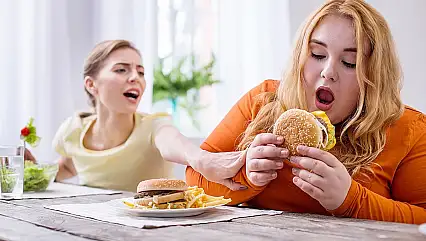 Tıkınırcasına yeme davranışı tehlikeli bir döngü oluşturabiliyor