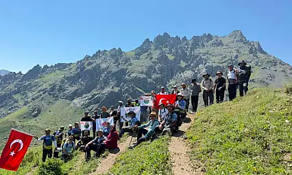 65 kişilik ekip Mamakar Dağı'nın zirvesine Türk bayrağı taşıdı