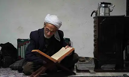 86 yaşındaki Rüstem Dede, 50 yıldır çay ve gofretle yaşam savaşı veriyor