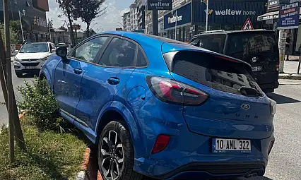 Ağrı'da Erzurum Caddesi'nde trafik kazası: İki araçta hasar oluştu