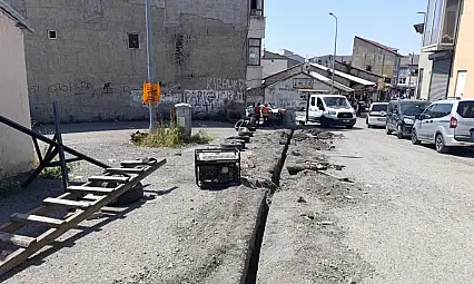 Ağrı'da fiber internet çalışmaları yolları delik deşik etti