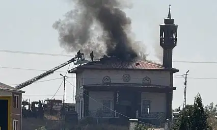 Ağrı'da gökyüzünü duman kapladı! Alevlerin adresi cami çıktı