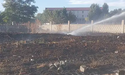 Ağrı'da kışlık tezekler alev aldı, Kurumadan küle döndü