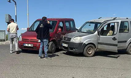 Ağrı'da sanayi kavşağında iki araç çarpıştı