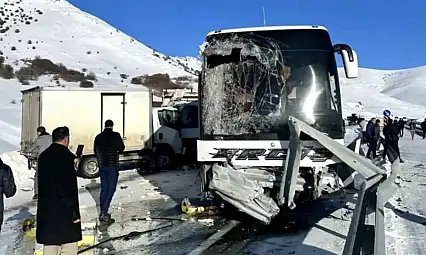 Ağrı'da yolcu otobüsü ile kamyonet çarpıştı, çok sayıda yaralı var