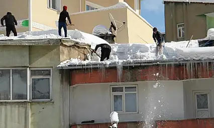Ağrılıları yakından ilgilendiren olay! çatısını temizlemeyen apartman 40 milyon TL ceza ödeyecek