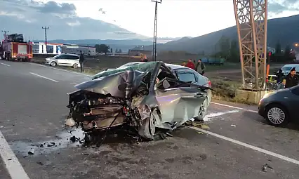 Bingöl'de otomobil refüje çarptı: Aynı aileden 3 kişi yaralandı