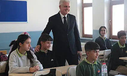 Bir sınıfta sınav heyecanı, diğerinde oyun! Mehmet Kartal öğrencilerle buluştu