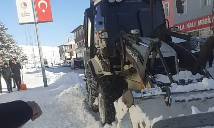 Çat Merkez'de Karla Mücadele Çalışmaları Aralıksız Sürüyor