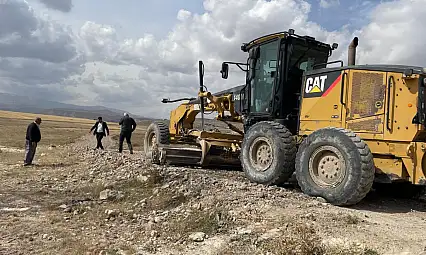 Diyadin'de 3 kilometrelik köy yolunda genişletme ve yükseltme çalışması