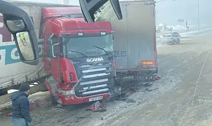 Doğubayazıt-Ağrı karayolunda makas atan tır trafiği birbirine kattı