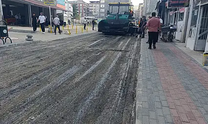Doğubayazıt'ta asfalt çalışmaları dört ana caddede aralıksız sürüyor