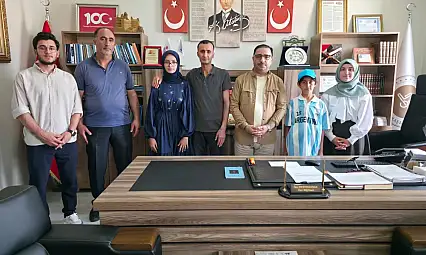 Doğubayazıt'ta büyük gurur: Türkiye derecesi yapan öğrenci umre ödülü kazandı