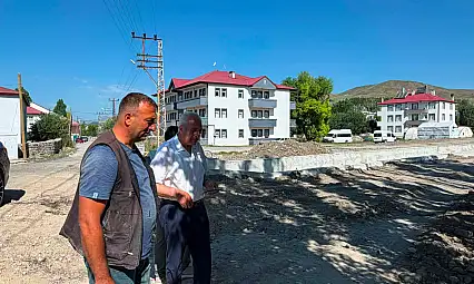 Eleşkirt'te ulaşımı rahatlatacak yol genişletme çalışmaları sürüyor