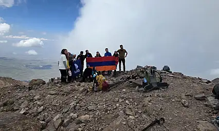 Ermeni dağcılar Ağrı Dağı yolculuğunu halaylarla renklendirdi