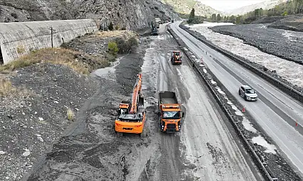 Erzincan-Erzurum yolunda heyelan paniği: Dev kayalar yolu kapattı