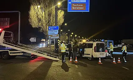 Erzurum-Ağrı yolunda üç araç çarpıştı, iki kişi yaralandı