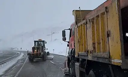 Erzurum Çat Çirişli Geçidi'nde Karla Mücadele Sürüyor