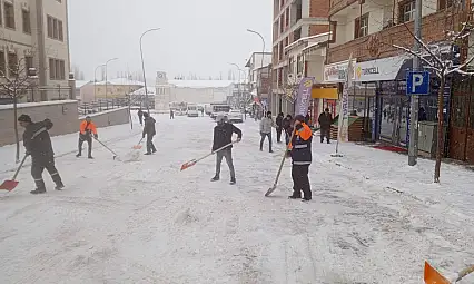 Erzurum Narman'da Karla Mücadele Çalışmaları Aralıksız Sürüyor