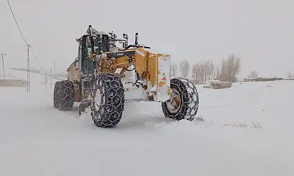 Gürpınar Belediyesi'nden Gece Boyu Karla Mücadele
