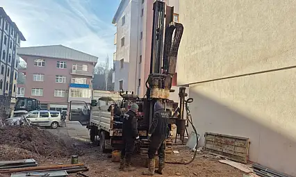 İspir'de Heyelan Bölgesindeki Pazar Yeri Güvenli Alana Taşındı