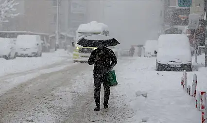 Kar yağışı eğitimi durdurdu: Hangi illerde okullar tatil edildi?